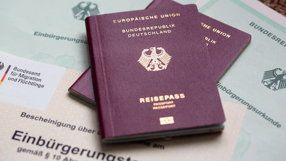 После слов канцлера Германии о городском облике его партия предлагает отменить двойное гражданство ХДС ХСС предлагает ускорить процедуру лишения гражданства лиц с двойным гражданством совершивших в Германии преступления а также ставит под сомнение сохранение другого гражданства при будущих натурализациях Эксперт по внутренней политике Штефан Майер ХСС заявил в интервью BILD У лиц совершающих насилие тяжких преступников врагов конституции антисемитов и ненавистников Германии должны немедленно отнимать гражданство если у них два паспорта Недопустимо чтобы мы дарили людям привилегию гражданства а они потом попирали наши ценности и нас самих Нам срочно нужна коренная реформа закона о гражданстве Нам как стране следует спросить себя нужно ли нам вообще общее двойное гражданство и можем ли мы себе это позволить Министр внутренних дел земли Гессен Роман Позек ХДС предложил также рассмотреть возможность лишения гражданства сторонников палестинской террористической организации ХАМАС Особенно с учётом текущих событий на Ближнем Востоке нужно проверить можно ли лишить немецкого гражданства сторонников ХАМАС Близость к ХАМАС противоречит основным ценностям Германии Для изменения закона о гражданстве нужно большинство в Бундестаге Для его принятия ХДС нужно убедить партнёра по коалиции СДПГ Поддержат ли эту идею социал демократы пока неясно Поводом для дискуссии о гражданстве стал случай палестинца Абдаллаха который произошёл в Берлине и попал в заголовки Абдаллах получил немецкий паспорт а на следующий день прославлял ХАМАС в Instagram Его недавно предоставленное гражданство могут аннулировать из за пропаганды терроризма В 2024 году 292 000 иностранцев получили немецкое гражданство из них 28 сирийцы По данным Федерального статистического ведомства в 2023 году 80 9 из примерно 201 000 новых граждан смогли сохранить свой старый паспорт вместе с немецким BILD Russian