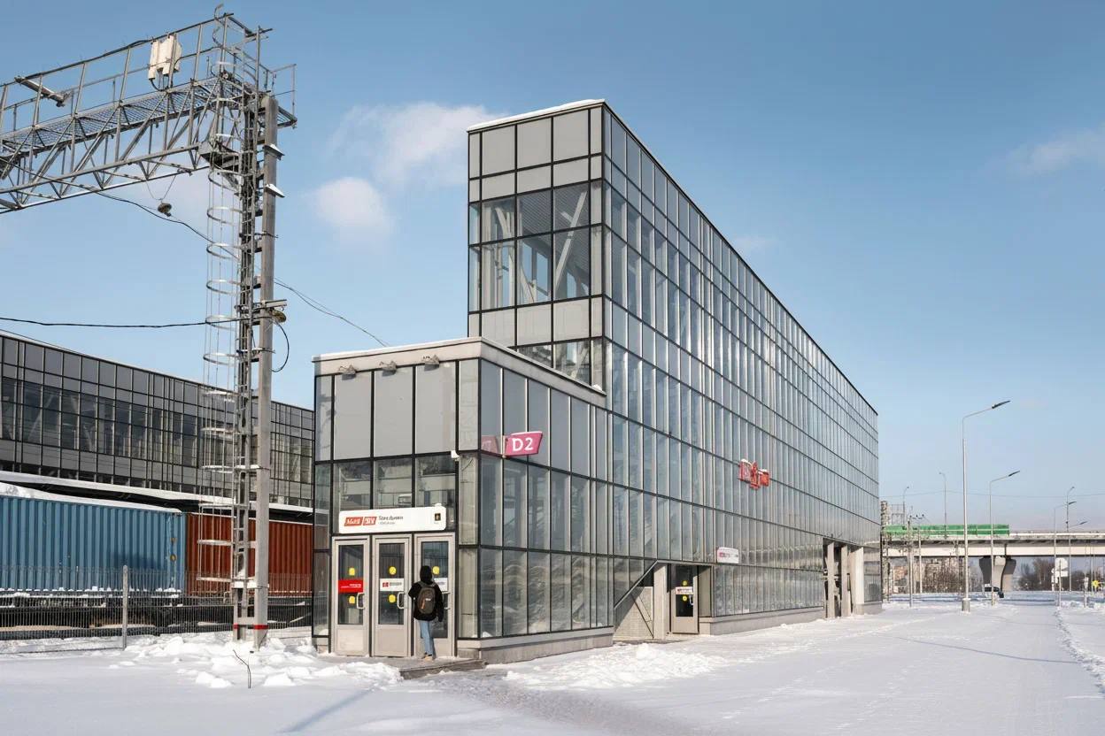 Путь к станции Остафьево D2 стал удобнее для жителей Подольска и района Щербинка где живут около 63 тысяч человек Здесь открыли новый выход к станции и построили участок дороги Раньше дорога к Остафьево проходила через эстакаду вдоль оживлённой трассы маршрут был длинным и не самым безопасным жителям приходилось делать большой крюк Теперь выход расположен ближе к жилым кварталам появился прямой пешеходный путь по выделенной зоне Также привели в порядок территорию у станции построили новый участок дороги установили остановочные павильоны обустроили велодорожку В дальнейшем здесь планируют запустить новые маршруты наземного транспорта По данным дептранса станцией Остафьево D2 ежедневно пользуются до 5 3 тысячи пассажиров