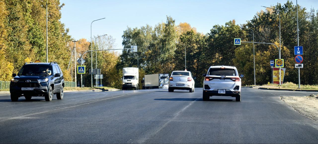 На «Западном подъезде» Чебоксар появится необычный пешеходный переход  КУ «Чувашупрдор» Минтранса Чувашии сообщило об установке проекционного пешеходного перехода напротив торгового центра «Контур». Он будет хорошо виден в темное время суток, что значительно повысит безопасность на этом оживлённом участке дороги.  Само Ядринское шоссе сейчас ремонтируется в 2 этапа. Помогает нацпроект «Безопасные качественные дороги» и экономия на торгах. На 2024 год предусмотрено выделение 37,845 миллиона рублей, а на следующий год — 20,699 миллиона рублей.  Дорога очень важна для столицы, интенсивность движения здесь достигает 24 тысяч автомобилей в сутки. Последний раз ремонт дороги проводился в 2017 году, и с тех пор в результате нагруженности появились дефекты, такие как трещины, колея и истирание верхнего слоя. В ремонте используют новый асфальтобетон, который не так сильно подвержен образованию колеи.