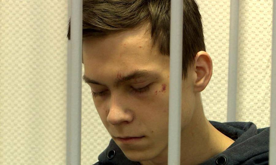 15 лет лишения свободы запросили для 18 летнего архангелогородца который осенью 2025 года напал на преподавателей и студентов техникума Бывшего студента обвиняют в участии в террористической организации и покушении на убийство четырёх человек в учебном заведении Вину подсудимый признал полностью