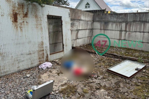 Железные ворота насмерть придавили мальчика под Выборгом Как сообщили 47news в правоохранительных органах, 1 июня массивные железные секционные ворота упали на 9-летнего мальчика в посёлке Глубокое. Школьник с другом гулял на заброшенном участке. Детский интерес завел друзей в полуразрушенный гараж. В одном из боксов к стене были приставлены тяжёлые ворота с входной дверью. Её то и попытался открыть ребёнок. Действие привело к тому, что конструкция потеряла баланс и упала на мальчика. Это второй за сутки смертельный случай с обрушившейся на ребёнка массивной конструкцией.