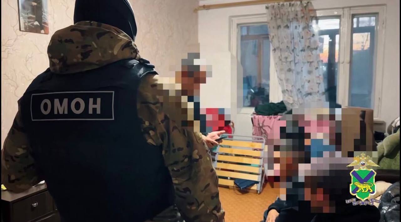 Полиция Приморского края пресекла в г.Артем деятельность межрегиональной этнической ОПГ, занимающейся сбытом наркотиков. Возбуждено уголовное дело по ч.3 ст. 30, ч.4 ст. 228.1 УК РФ. Члены группы использовали строгие меры конспирации, осуществляя сбыт наркотиков через тайники-закладки и общаясь анонимно с помощью чат-бота в мессенджере. Организаторами группы являются 2-е граждан цыганской народности мужчина 1979 г.р. и женщина 1974 г.р. , которые руководили двумя наркозакладчиками 1988 г.р. из Хабаровского и Приморского края. Всего в группу входили 4-е человека. В результате досмотров и обысков у задержанных были изъяты доказательства преступной деятельности, включая мобильные телефоны, банковские карты и наркотики. Экспертиза подтвердила наличие карфентанила и героина общей массой свыше 50 г. Суд избрал для всех участников группы меру пресечения в виде заключения под стражу.