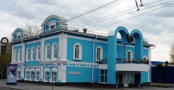 Дворец бракосочетания на пр. Ленина планируют отремонтировать.  За ремонт подрядчику готовы заплатить почти три миллиона рублей.  Исполнитель обязан разработать не менее двух вариантов дизайн-проекта, включающих:    Реставрацию и ремонт фасадов;    Ремонт или замену внутренней отделки помещений, включая потолки и частичную замену конструкции полов;    Ремонт или замену лестничных ограждений;    Замену или ремонт дверных и оконных блоков;    Обеспечение беспрепятственного подъезда личного транспорта к зданию;    Установку систем оповещения и сигнализации об опасности;    Ремонт крыши, балкона, межэтажных перекрытий, а также инженерных сетей  отопления, электроснабжения, связи, вентиляции и кондиционирования  и другие работы.      Подписаться   Прислать новость