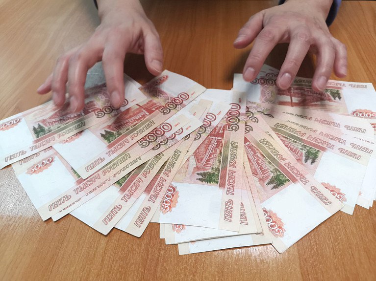 Экс-сотрудника МЧС отправили в колонию на 7,5 года  Заместителя начальника Забайкальского управления связи МЧС России Савелия Столярова осудили на 7 лет и 6 месяцев колонии строгого режима за получение взятки в 300 тысяч рублей.  По версии следствия, в марте 2024 года Столяров получил взятку за помощь в согласовании проекта реконструкции системы оповещения в Чите. В отношении него велось расследование дела по части 5 статьи 290 УК РФ  получение взятки в крупном размере . Несмотря на выявленные нарушения в документации, обвиняемый составил документы о согласовании проекта, получив за это 300 тысяч рублей.#Бурятия  Подробнее в "Номер один"       Сообщить нам свою новость можно по кнопке:       Письмо в редакцию