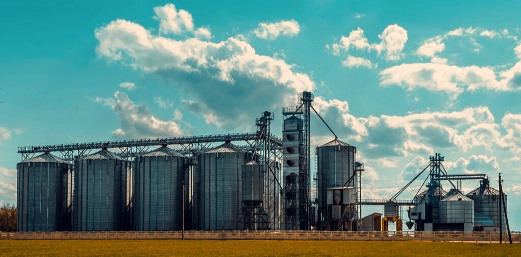 HopefullGrain Oil Group планирует построить на севере Казахстана ТЭЦ и завод за 1 5 млрд Китайская компания HopefullGrain Oil Group и акимат госадминистрация Акмолинской области Казахстана подписали инвестиционное соглашение Документ предусматривает строительство теплоэлектроцентрали и завода по переработке зерна Планируется что предприятие будет производить лимонную кислоту глюкозно фруктозные сиропы биоэтанол кормовые и белковые концентраты Общая стоимость двух проектов 1 5 млрд Предположительные сроки их реализации казахстанские власти не озвучивают ℹ Hopefull Grain Oil Group один из крупнейших агропромышленных холдингов Китая Входит в топ 3 компаний КНР по переработке зерна и масличных культур Читайте также Dalian Hesheng планирует построить близ Астаны комплекс по переработке зерна за 1 72 млрд Logistan info Логистика Экономика