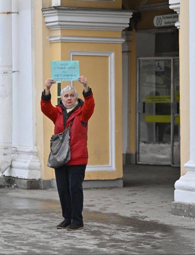 Блокадница Людмила Васильева сегодня вышла к Гостиному двору с антивоенным плакатом. К ней тут же подошли дежурившие там силовики.  В прошлые годы пожилую активистку задерживали на протестных акциях в Петербурге. 83-летняя Васильева даже шла на губернаторские выборы как оппозиция Беглову и антивоенный кандидат с лозунгом «Петербург — город мира», но в бюллетень её не пустили, как и других реальных конкурентов чиновника.   Подписаться   Новости СПБ