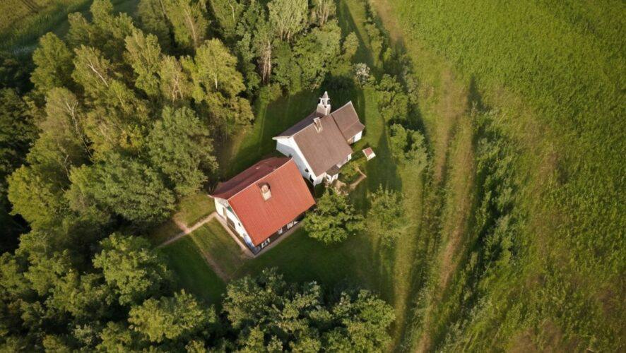 В этом году москвичи чаще других покупали недвижимость в Татарстане В начале 2025 года жители других регионов России подали уже 2557 заявлений на оформление недвижимости в Татарстане Впервые за несколько лет первое место в рейтинге регионов чьи жители чаще всего покупают недвижимость в Татарстане заняла Москва 339 обращений Вслед за ней идут Башкортостан 312 и Московская область 224 Ранее лидером традиционно была Республика Башкортостан Это связывают с активным развитием региона Упрощенный порядок оформления позволяет покупать объекты удаленно что экономит время и деньги KazanFirst в бот