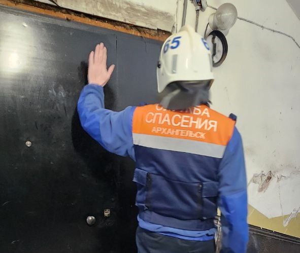 В Архангельске эвакуированы жильцы аварийного дома на Выучейского, 37 Городская администрация отмечает, что деревянный дом был признан авариным лишь в 2021 году, и по этой причине не вошел в программу переселения. Она предполагает предоставление жилья, либо компенсации собственникам тех домов, которые были признаны аварийными до 1 января 2017 года. Для предотвращения обрушения ранее к дому были выставлены подпорки, однако их ресурс исчерпан — сегодня зафиксирована угроза обрушения. На месте работает городская служба спасения. Жители эвакуированы. Заявление на предоставление маневренного фонда люди могут подать в Центр муниципальных услуг на Ленина, 5. Фото: «Открытый Архангельск»