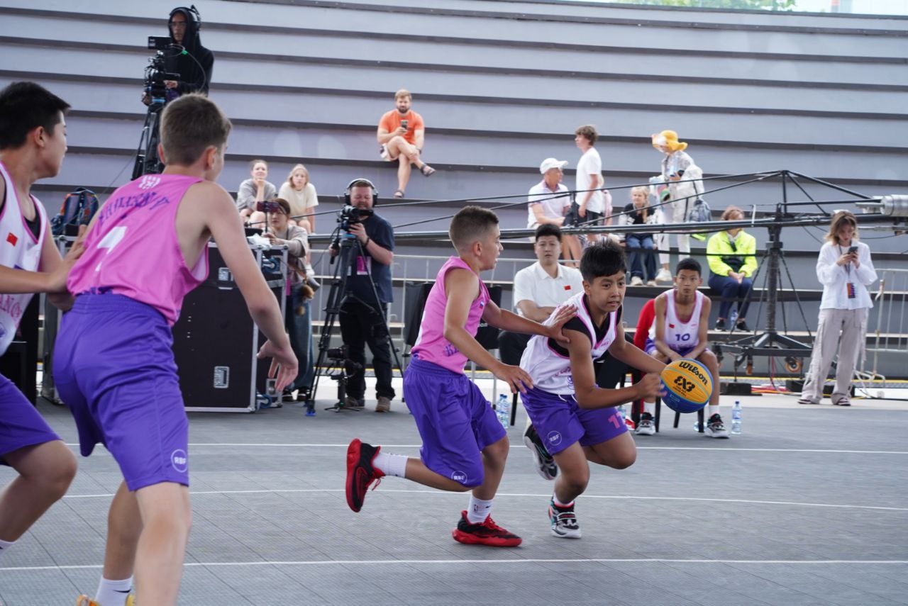 Сегодня в Сочи пройдет международный турнир Sirius Cup по баскетболу 3х3. Сыграют в нём 12 команд, в том числе «Курчатов» Челябинск и «Металлург» Магнитогорск . А пока на площадке в Сириусе стартовал первый международный детский турнир. В нём принимают участие ребята не старше 13 лет. Увы, в первом матче команда «Курчатов» проиграла сверстникам из китайского клуба «Jiangxi» – 8:10. Следующим соперником челябинских ребят будет команда «Минск» из Беларуси.