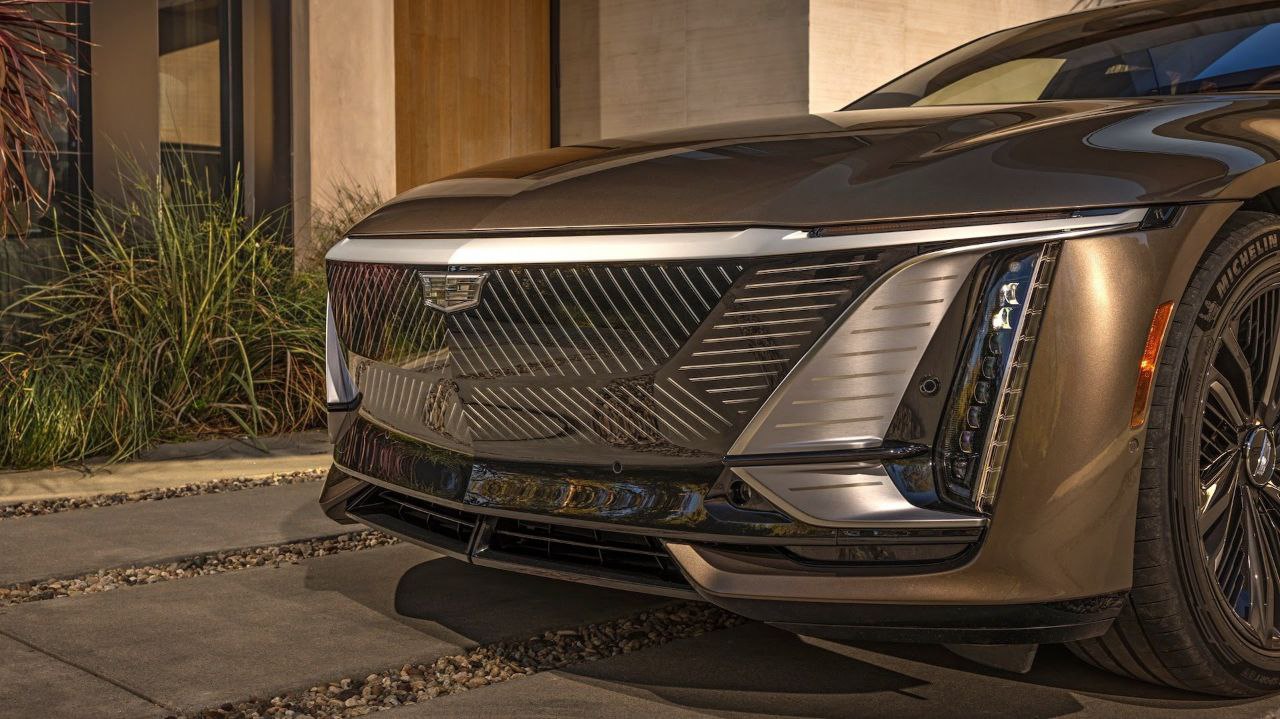 Cadillac выпустил флагманский электрический седан Celestiq за $360 000. Модель позиционируется как американский ответ Bentley и Rolls-Royce, предлагая ручную сборку, широкую кастомизацию и ультралюксовый салон с массажными креслами и стеклянной крышей Smart Glass Оснащён 55-дюймовым дисплеем почти 8K, системой автономного вождения Ultra Cruise и аудиосистемой AKG с 38 динамиками. Вес — более 2,7 тонн, разгон до 100 км/ч менее чем за 4 секунды. Производство ограничено — 100–150 экземпляров в год, каждый из которых собирается вручную 12 мастерами за 12 недель Айтишник Подписаться