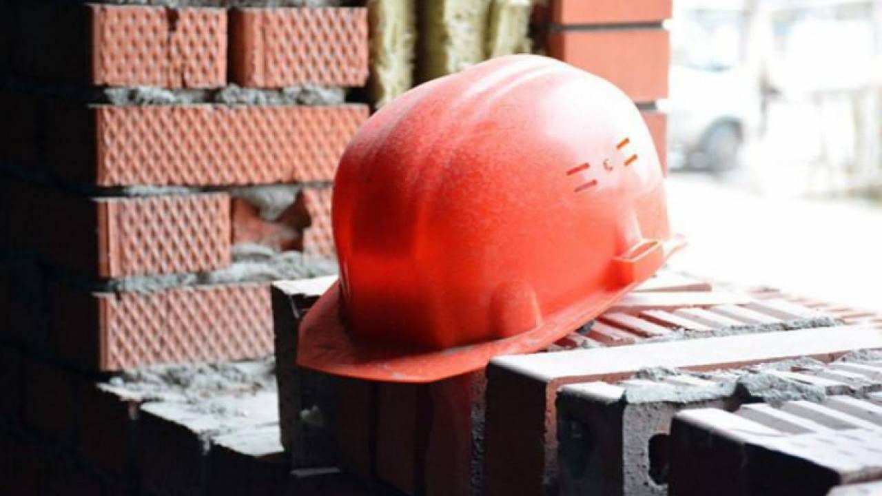 Липецкие коллеги из «gorod48» добавили несколько деталей по гибели одного рабочего и нанесения увечий другому на стройплощадке ЖК «Траектория», застройщиком которого является воронежское «ЖБИ-Жилстрой» гендиректор Инна Чекмарева, мать депутата гордумы от партии «Родина» Антона Чекмарева . Напомним, что на рабочих с 14 этажа рухнули кирпичи - часть торцевой стены здания. Липецкий следком возбудил уголовное дело по факту нарушения правил безопасности при ведении строительных работ, повлекших по неосторожности смерть потерпевшего ч. 2 ст. 216 УК РФ, до пяти лет лишения свободы . Вчера мы писали, что второй, чудом выживший работник находится в реанимации. Однако, судя по всему, его жизни ничего не угрожает, жизненно важные ограны не пострадали, но есть множественные переломы ног. Как пишет «gorod48», погибший, которому было 27 лет, и 37-летний пострадавший - иностранцы, трудовые мигранты. Добавим от себя: вероятно, разнорабочие, скорее всего никак не были оформлены. Пикантность ситауции придает тот факт, что стройка частично оплачивается за счет бюджета Липецкой области. В 19-этажный дом, который должен быть введен в эксплуатацию во 2 квартале 2026, переселятся жители из ветхого и аварийного жилья.