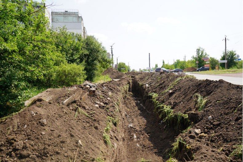 В Свердловском округе обновляют водопровод с помощью специалистов из Красноярского края В Свердловском муниципальном округе кипит работа: на улице Советская специалисты из шефа-региона Красноярского края активно производят замену водопроводных сетей. Этот важный проект призван улучшить качество водоснабжения в округе и заменить устаревшую инфраструктуру. Как рассказал ведущий инженер КГКУ «УКС Красноярского края» Артем Варашев, на объекте задействована бригада из 12 человек, а также современная техника: машина горизонтально-направленного бурения, экскаватор и погрузчик. «Ведутся работы по устройству траншей и прокладке водопровода открытым способом, а в местах пересечения дороги – методом бурения», – пояснил Артем Варашев. Общая протяженность ремонтируемого участка составляет 2,4 километра, и на данный момент уже выполнено 50% работ. Подробнее читайте на САЙТЕ