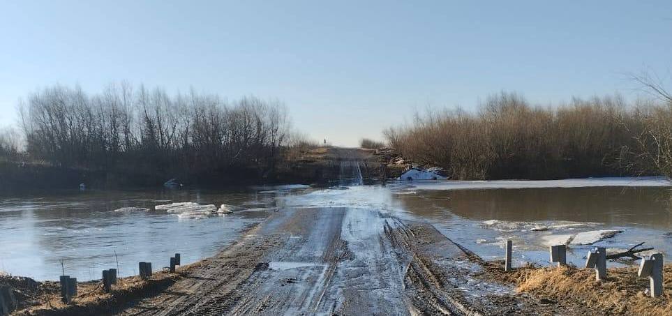 В Тюменской области из-за паводков перекрыто 15 дорог  Подтоплены участки с низководными мостами — это повторяется ежегодно. В списке: Ишимский, Абатский, Викуловский, Аромашевский, Вагайский районы и Голышмановский округ.    Временно перекрыты, в том числе:   Подъезд к д. Рагозина  Ишимский район ;  Гагарин — Клепиково — Орловка  Ишимский район ;  Равнец — Кошкарагай  Ишимский район ;  Ощепково — Назарово  Абатский район ;  Нововяткино — Балаганы — Заборка  Викуловский район ;  Викулово — Ермаки — Жигули  Викуловский район ;  Королево — Дербень  Голышмановский округ ;  Юрминка — Кармацкая  Аромашевский район ;  Подъезд к д. Валгина;  Сорочкино — Русаково — Преображенка — Нововыигрышнева  Аромашевский район ;  Подъезд к д. Новоуфимская — Ольгина — Ангарка  Аромашевский район 1 км ;  Подъезд к д. Новоуфимская — Ольгина — Ангарка  Аромашевский район 11 км ;  Подъезд к п. Комсомольский  Вагайский район ;  Подъезд к п. Первомайский  Вагайский район ;  Хохлово — Криволукская  Ялуторовский район .