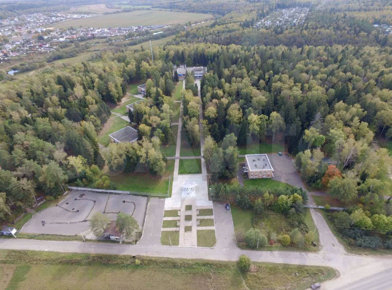 В истории с продажей Полета поставлена точка Следующим летом оздоровительный лагерь Полет в Боровском районе примет детей За смену здесь смогут отдохнуть до 200 школьников Наконец то поставили точку в вопросе передачи Калужской области детского оздоровительного лагеря Полет сообщил по итогам с гендиректором ОНПП Технология Андреем Силкиным губернатор Владислав Шапша Это предприятие входящее в состав Ростеха является собственником лагеря Забрать лагерь в областную казну калужские власти пытаются несколько лет Как сообщил в мае этого года на заседании областного правительств министр образования и науки Александр Аникеев камнем преткновения стала невозможность купить его в рассрочку Владислав Шапша тогда дал поручение заплатить всю сумму сразу Уже столько времени прошло что просто стыдно Лагерь должен был заработать с 1 июня Примите решение и исправьте ситуацию сказал он Сколько запросил за лагерь Ростех не сообщалось