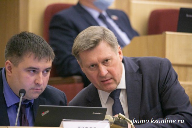 В одной руке плакат за национализацию энергетики, во второй ручка для подписания сделки  После проведённого пикета новосибирская КПРФ продолжает качать тему тарифов и ЖКХ. Один из главных месседжей фронтмена нынешней предвыборной кампании Романа Яковлева – национализация энергосистем. Как и почему особо никто не поясняет. Однако этот посыл они пытаются провести не первый год и активируют перед выборами.  Было бы забавно увидеть на этой акции первого секретаря новосибирского обкома КПРФ Анатолия Локтя, при котором как раз теплосети и передали в управление СГК бизнесмена Андрея Мельниченко.  А зимой 2023 года «красной» мэрией было подписано концессионное соглашение по ремонту и реконструкции теплосетей почти на 5 млрд. рублей. Вот такая избирательность. Пока одни коммунисты на публику критиковали энергетиков и требовали национализации, другие передавали теплосети в частные руки и подписывали концессии.  Примечательно, что более строгий контроль за действиями СГК начался уже после ухода Локтя из мэрии. А коммунисты продолжают требовать реформ, хотя у них было 10 лет на их практическую реализацию, или хотя бы на попытку. Но размахивать плакатом на потеху публики всегда проще.