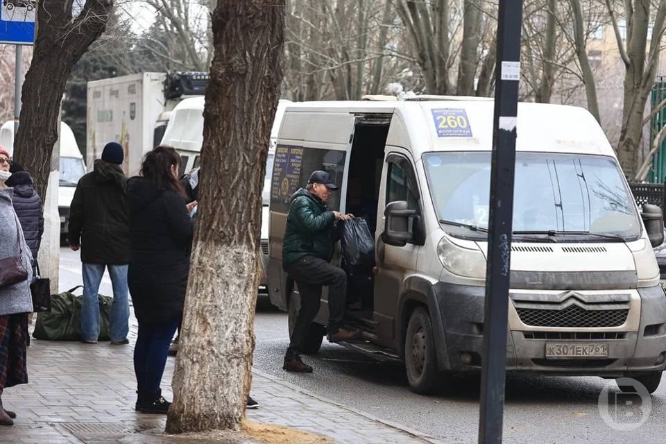 Сама плата за проезд может быть ниже  Эксперт прокомментировал изменение цен на перевозки в Волгоградской области.  В Волгоградской области определены новые тарифы на 2025 год без превышения установленных федеральных индексов. Изменения вступят в силу с 1 января 2025 года. Владимир Кузнецов, член общественного совета при комитете транспорта и дорожного хозяйства Волгоградской области так прокомментировал изменения:  ​- Тариф на перевозки на регулируемых маршрутах межмуниципальных автобусов не менялся в Волгоградской области десять лет - с 2015 года. За это время многократно менялась цена на топливо, горюче-смазочные материалы, запчасти, услуги по обслуживанию техники с учетом возросших требований обеспечения безопасности пассажирских перевозок.