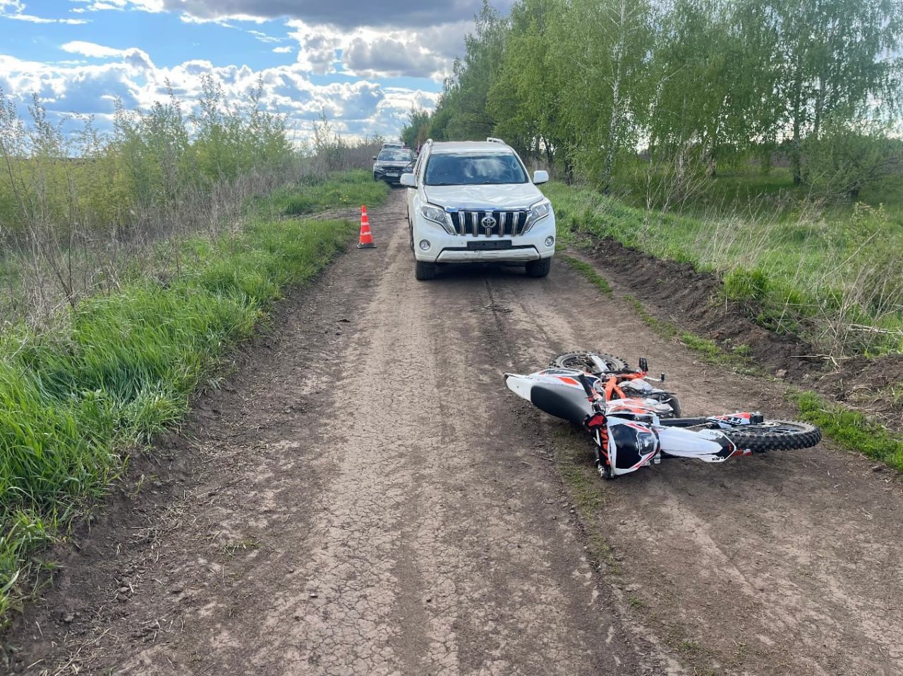 Под Орлом внедорожник и питбайк не поделили дорогу. Подробности ДТП, которое произошло на автодороге с. Бакланово - п. Муравейник со стороны с. Бакланово, сообщили в орловской ГАИ. Указано, что водитель на Тайоте допустил столкновение с питбайком, управлял которым подросток 2011 года рождения. Бригадой скорой помощи пострадавшего доставили в НКМЦ. После врачебного осмотра отпущен домой. фото: Орловской Госавтоинспекции .