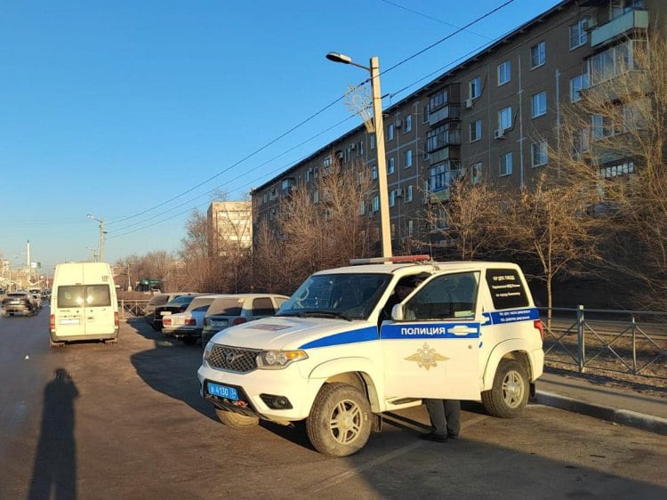 Техостояние, осмотры водителей: в Волжском снова массово проверяют перевозчиков  С 17 по 23 февраля в Волжском организовано проведение профилактического мероприятия «Перевозчик». Как сообщили Волжский.ру в ГАИ города Волжского, целью проверки станут пассажирские автобусы и маршрутки, а также транспорт, осуществляющий перевозку грузов. Полицейские проверят соблюдением водителями ПДД, оценят соответствие технического состояния транспорта, а также проконтролируют прохождение водителями предрейсового и послерейсового осмотра. Особое внимание уделят соблюдению режима труда и отдыха водителей.  У водителей также проверят наличие необходимых документов.   Подробнее на Волжский.ру: