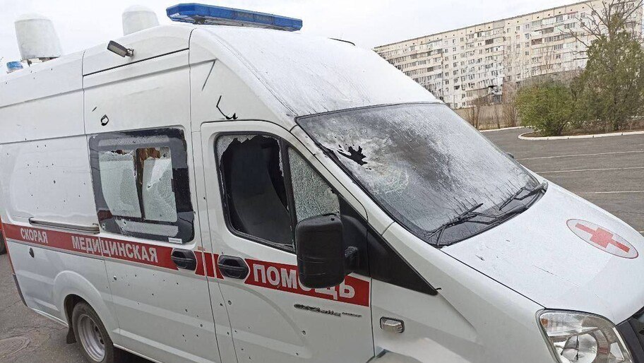 Четыре человека пострадали за сутки в Херсонской области из-за атак ВФУ Четыре мирных жителя пострадали за минувшие сутки от атак украинских боевиков в Херсонской области, сообщил в телеграм-канале губернатор Владимир Сальдо. «В Новой Збурьевке ранения получили два человека. Оба доставлены в Скадовскую ЦРБ. В Алешках пострадали двое мужчин. Их доставили в местную больницу», — написал он. ВФУ вновь нанесли террористический удар по машине скорой помощи. На этот раз в Голой Пристани. Автомобиль серьезно поврежден, но жертв и пострадавших нет. В Новой Каховке повреждены многоквартирный дом, газопровод и ЛЭП. Ремонтные бригады уже приступили к работе на месте. Противник также обстрелял Каховку, Великую Лепетиху, Заводовку, Обрывки и Сергеевку. , VK и ОК и читайте новости на нашем сайте