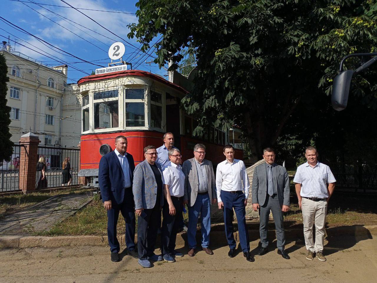 В Самаре прошла рабочая встреча заместителя министра транспорта РФ Виктора Тимофеева, министра транспорта и автомобильных дорог региона Сергея Карпова, и заместителя главы Самары Михаила Малыхина Обсуждались вопросы состояния трамвайной инфраструктуры Самары и перспектив электрического транспорта. Отдельно была затронута тема мер поддержки региона. Сотрудники депо продемонстрировали новый трамвай «Витязь М» и показали отделение ремонта подвижного состава и отделение диспетчерской службы. Также гости посетили музей, где сотрудники провели экскурсию и рассказали о первых самарских трамваях. А заместитель министра транспорта РФ Виктор Тимофеев расписался в книге почетных гостей городского ТТУ.