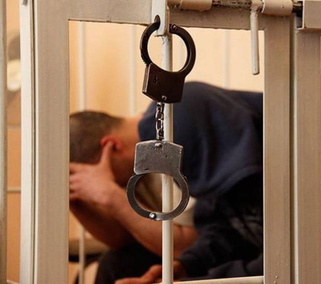 #Приговор  В Кирове осужден 24-летний местный житель за избиение покупателя автомобиля   Прокуратура Первомайского района г. Кирова поддержала государственное обвинение по уголовному делу в отношении 24-летнего местного жителя. Он признан виновным по ч. 1 ст. 111 УК РФ   Установлено, что инкриминируемое преступление совершено 16 апреля 2025 года в момент осмотра продаваемого автомобиля у дома № 5 по ул. Лесозаводской в Кирове. Потерпевший, выясняя стоимость автомобиля, не согласился с оценкой, заявил о завышенной цене. В свою очередь #продавец предложил ему приобрести #автотранспорт по доступной цене в том регионе, где, как утверждал потерпевший, автомашины стоят дешевле.    По этой причине между молодыми людьми возник спор, в ходе которого подсудимый нанес потерпевшему несколько ударов руками и ногами по голове и телу, причинив повреждения, в том числе  перелом рёбер.   Суд назначил наказание в виде 1 года лишения свободы.    Отбывать наказание он будет в ИК общего режима, куда проследует под конвоем.