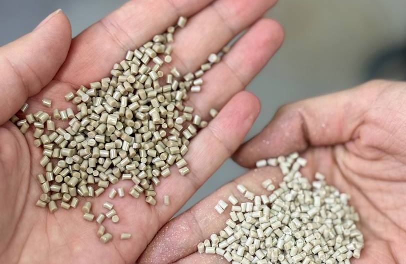 В России запущено первое малотоннажное производство инженерного пластика В Томске на мощностях Инжинирингового химико технологического центра ИХТЦ запущено первое в России малотоннажное производство полиэфирэфиркетона ПЭЭК Этот стойкий к высоким температурам универсальный инженерный пластик с поликристаллической структурой востребован в машиностроении электронике автомобильной промышленности нефтегазовом секторе пищевой отрасли фармацевтике и многих других сферах Из него делают пластиковые подшипники ролики шестерни втулки поршни рейки корпуса машин и механизмов и множество других деталей Сейчас на площадках ИХТЦ проводится подготовка к выпуску опытной партии ПЭЭК для подтверждения соответствия техническим требованиям завода потребителя Следующим этапом может стать полная локализация технологии производства полиэфирэфиркетона Первым заказчиком отечественного ПЭЭК станет завода Чувашкабель Этот полимер необходим предприятию для выпуска термостойкого кабеля который должен выдерживать температурные нагрузки и агрессивные среды при небольшой толщине изоляции ПЭЭК поставляется потребителю в виде гранулированного компаунда Ключевые параметры качества материала изготавливаемого по текущему заданию соответствуют общепризнанным мировым стандартам После синтеза продукт тестируется по 18 физико химическим показателям температура плавления вязкость плотность и др и уже прошел первичные испытания в готовом изделии на заводе Чувашкабель рассказала руководитель проекта ИХТЦ Александра Жердева Первоначальный объем выпуска этого полимера по контракту составляет не менее 7 т в год но производственные мощности позволяют поставлять до 10 т ПЭЭК в год с перспективой дальнейшего увеличения до 30 т в год Стоимость проекта оценивается в 300 млн руб Партнерами в нем также выступили Институт пластмасс им Г С Петрова и Томский государственный университет По данным ресурса Plastinfo более 80 производства ПЭЭК в мире приходится всего на пять производителей немецкий Evonik китайские Jilin Joinature Polymer и Pan Jin Zhongrun High Performance Polymer бельгийский Solvay и британский Victrex По оценке ИХТЦ потребление полиэфирэфиркетона в России с 2020 по 2023 год выросло на 68 и достигло 48 5 т В настоящий момент более половины поставок ПЭЭК в нашу страну обеспечивают китайские производители Фото ТГУ Химпром Отдать голос за yoprom