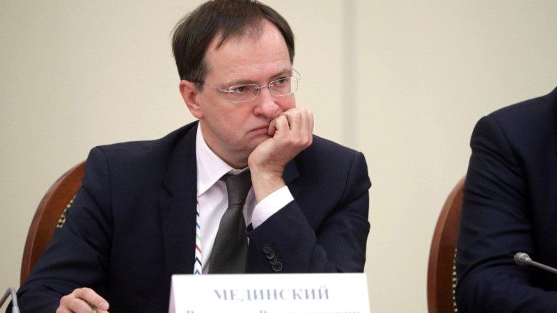 Минпросвещения обратило внимание на то, что учебники по истории в некоторых странах СНГ содержат негативные трактовки о России. Планируется согласовать с этими странами «единые подходы к общему историческому прошлому». Кажется, у Мединского будут сверхурочные.