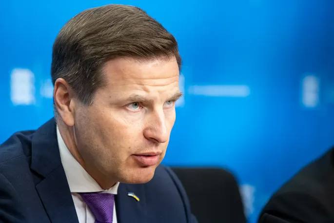 Эстония выделяет Украине 3 5 млн евро на приобретение систем связи Starlink в рамках ИТ коалиции министр обороны страны Ханно Певкур Starlink имеет решающее значение для обеспечения стабильной связи и особенно важен на фоне планов Украины существенно увеличить количество подразделений беспилотников которым требуется высокопроизводительный интернет Средства будут направлены из эстонского пакета помощи Украине на 2025 год а закупка пройдет через IT коалицию Эстония подчеркивает что поддержка Украины в том числе в сфере цифровых возможностей является вкладом в безопасность всей Европы заявил он Caucasian bureau