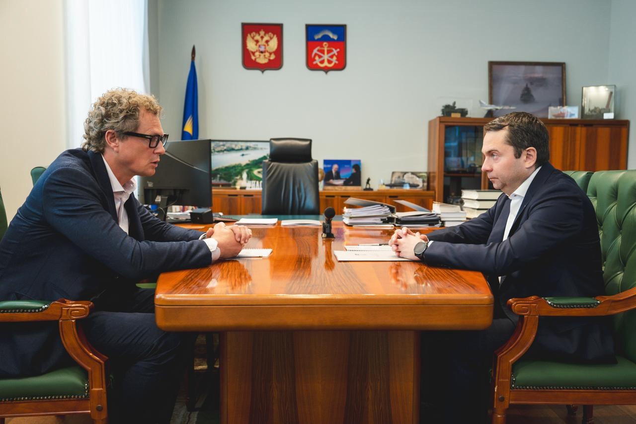 ФНС России VK Глава ФНС России Даниил Егоров и губернатор Мурманской области Андрей Чибис провели рабочую встречу Глава ФНС России Даниил Егоров и губернатор Мурманской области Андрей Чибис провели рабочую встречу, в рамках которой обсудили совместную работу по повышению налоговых поступлений в консолидированный бюджет региона. Губернатор Андрей Чибис поблагодарил Налоговую службу и Даниила Егорова за взаимодействие с правительством Мурманской области, подчеркнув, что внедряемые цифровые программы позволяют северянам-налогоплательщикам решать множество вопросов по налогам в режиме онлайн. «Налоговая служба стоит на передовой цифрового процесса, и это точно делает её гораздо более эффективной. Сложившаяся в стране ситуация, связанная с объективными сложностями из-за санкционного давления, конечно же, побуждает нас ещё более тщательно и детально смотреть на собираемость налогов, на то, где есть новые точки роста для пополнения бюджета. В этих вопросах мы чётко взаимодействуем, и за что вам огромное спасибо. Отдельное спасибо лично вам за оперативное реагирование на сложные вопросы, в которых нужно разобраться с легитимностью, законностью тех или иных действий налогоплательщиков», – отметил Андрей Чибис. Глава региона подчеркнул, что Мурманская область – особая экономическая зона, где инвесторы пользуются специальными режимами налогового регулирования. «Мы все заинтересованы в том, чтобы, с одной стороны, были необходимые стимулы для инвестиций, и мы это делаем, - у нас работает преференциальный налоговый режим; с другой стороны, мы, конечно, заинтересованы, чтобы всё было прозрачно и доходы бюджета пополнялись в том числе за счёт роста числа налогоплательщиков», – подчеркнул губернатор. В свою очередь руководитель Федеральной налоговой службы Даниил Егоров отметил, что Мурманская область – один из самых прозрачных и чётко работающих в налоговой сфере регион. «Прозрачность экономики – ключевая задача налоговой службы. Только так мы сможем честно и чётко выполнять возложенные на нас функции. По всем показателям, за что отдельное спасибо правительству региона, вам лично и налогоплательщикам, в Мурманской области самый хороший показатель по прозрачности налоговой среды», – сказал Даниил Егоров.