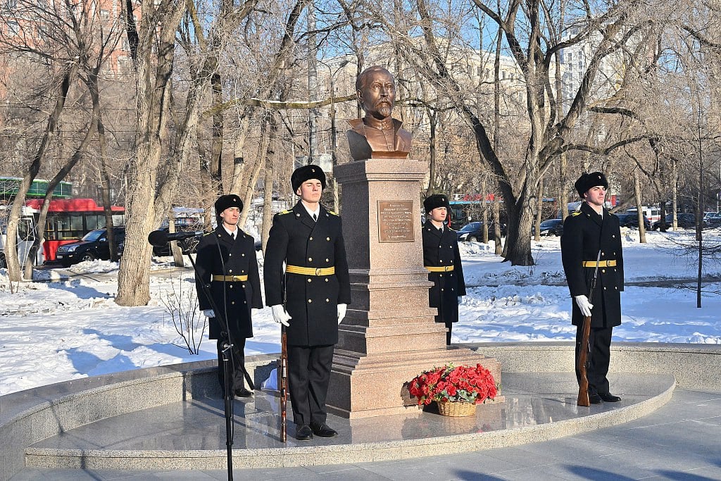 Бюст Феликса Дзержинского появился в Хабаровске  Сквер и памятник основателю спецслужб Советского Союза открыли в краевой столице в честь Дня работника органов госбезопасности. В мероприятии приняли участие мэр Хабаровска, краевое руководство УФСБ России, ветераны ведомства и школьники.  По словам Сергея Кравчука, Дзержинский активно занимался развитием железных дорог, почтовой связи, стал участником индустриализации и создал самый передовой в мире металлургический комплекс.     “В массовом сознании имя Дзержинского связано, прежде всего, с наведением порядка в стране. Большое уважение у потомков он снискал за борьбу с детской беспризорностью”, — напомнил мэр.    Сквер с памятником Дзержинскому находится на Уссурийском бульваре между улицами Дзержинского и Волочаевской — буквально около конечной 25-го автобуса.  Фото: мэрия Хабаровска    AmurMedia   Прислать новость