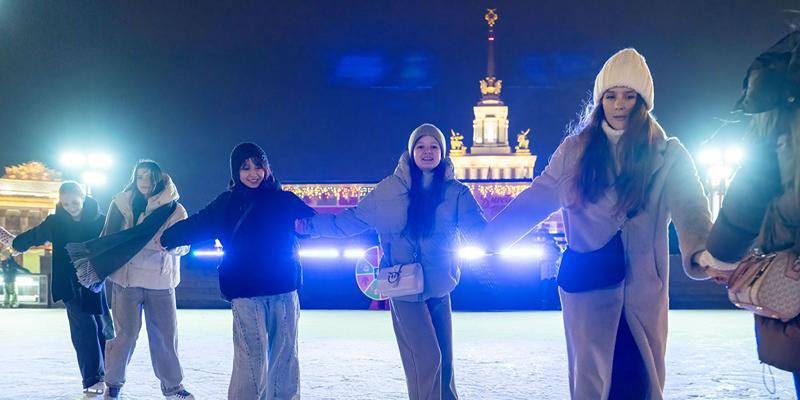На катке ВДНХ пройдет вечерняя программа Неоновый бит Гостей ждут мастер классы фигуристов танцевальные флешмобы и выступления в ярких костюмах под музыку 80 х и 90 х Мероприятие завершится массовым флешмобом с неоновым реквизитом Вход осуществляется по билетам на каток 24 января Каток на Центральной аллее ВДНХ   Город Москва в MAX и Telegram
