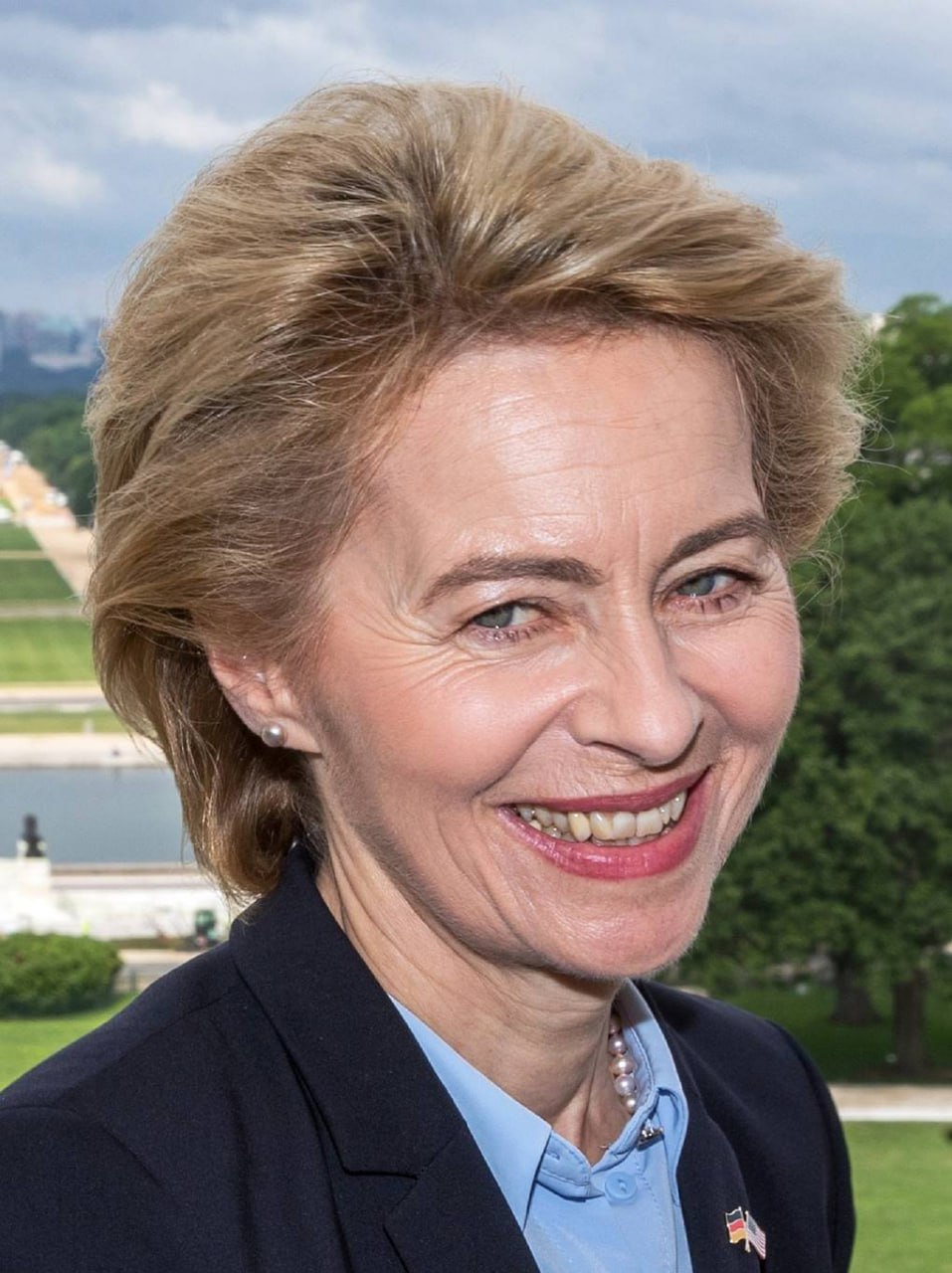 Урсула фон дер Ляйен получила премию Карла Великого Председатель Еврокомиссии Урсула фон дер Ляйен получила премию Карла Великого за содействие европейскому единству. В своей речи она отметила необходимость укреплять оборону, развивать инновации и расширять ЕС. Председатель Еврокомиссии Урсула фон дер Ляйен получила в премию Карла Великого — высшую награду континента для тех, кто продвигает европейские ценности.