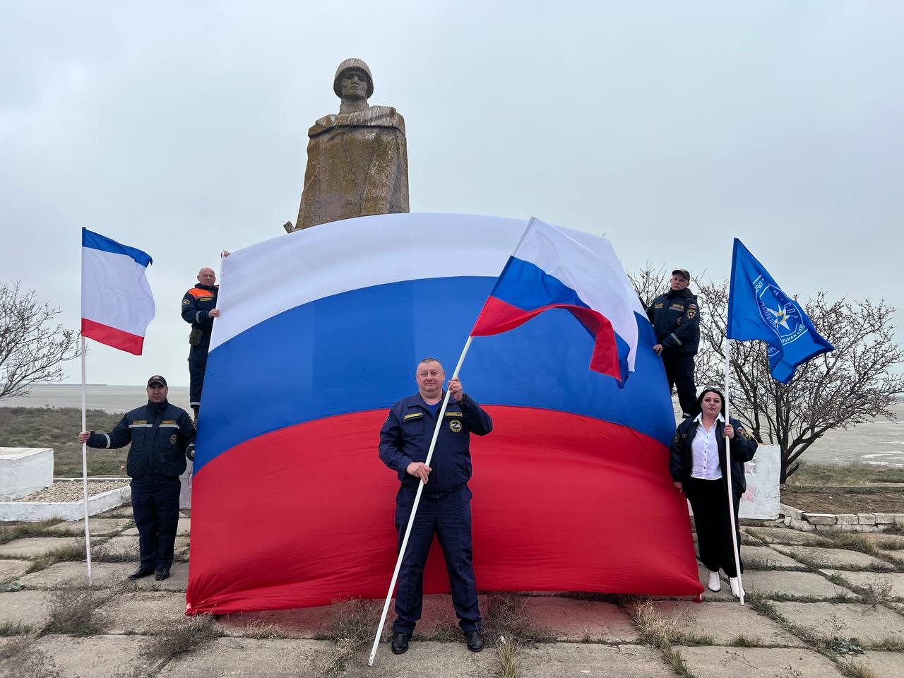 На острове Русский в честь 11-й годовщины воссоединения с Россией развернули флаги   Флаги Крыма и России развернули сотрудники Джанкойского отряда «Крым-Спас».  «Остров расположен на севере Крыма, именно  через него в годы ВОВ проложили  мост на полуостров: по нему шли, чтобы начать освобождение Крыма», — рассказали в пресс-службе МЧС Республики Крым.   На острове расположен мемориальный комплекс в память о воинах 4-го Украинского фронта, форсировавших Сиваш в 1944 году.   : МЧС РК    ВЕСТИ КРЫМ