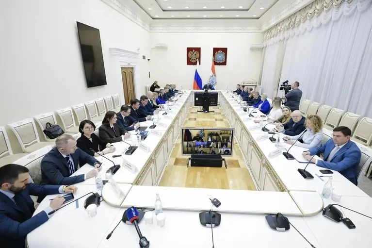 Губернатор Вячеслав Федорищев взял на контроль обращения граждан по благоустройству 7 апреля Вячеслав Федорищев провел оперативное совещание на котором обсудили обращения граждан поступающие через мессенджер МАХ и другие каналы связи В совещании также участвовал депутат Госдумы РФ Виктор Казаков К губернатору обратилась многодетная мама Анастасия Варнакова из Самары насчет восстановления благоустройства детской площадки на улице Средне Садовой 3 Губернатор поручил обновить площадку до 31 мая Он также дал указание подготовить программу благоустройства и создания новых детских площадок в регионе Были жалобы и от жителей поселка Калинка на состояние улиц после земляных работ в рамках газификации Губернатор сообщил что подрядчик обязуется устранить замечания и восстановить дорожное покрытие в ближайшие две недели   Подпишись на truekpru63 Мы в MAX