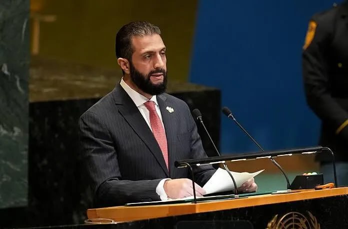 Президент Сирии впервые посетит Белый дом Bloomberg 10 ноября лидер Сирии Ахмед аш Шараа посетит Вашингтон округ Колумбия для встречи с Дональдом Трампом и подписания соглашения о присоединении Сирии к Глобальной коалиции по борьбе с ИГИЛ в которую входят 89 стран Аш Шараа бывший командир Аль Каиды после свержения диктатора Башара Асада старается позиционировать себя как умеренного исламского лидера готового сотрудничать с Западом и заниматься восстановлением страны Трамп уже встречался с аш Шараа и использовал свои полномочия для отмены или смягчения давних санкций против Сирии но ему необходимо чтобы Конгресс отменил так называемый Закон Цезаря который вводит санкции против стран ведущих бизнес с Дамаском политика Больше новостей США здесь Подписывайся news about USA