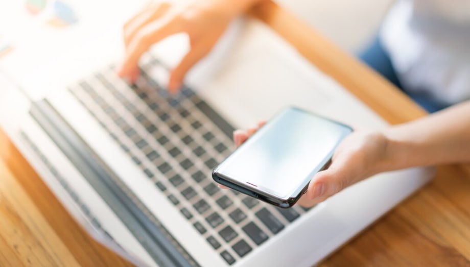 В России появится фиксированный 5G для квартир и офисов Мобильный 5G FWA предназначен именно для стационарной связи Сеть хорошо подходит для подключения к интернету коттеджных поселков окраин городов других малоэтажных населенных пунктов 5G FWA находит применение в тех районах где заводить отдельный кабель в каждый дом сложно и нерентабельно