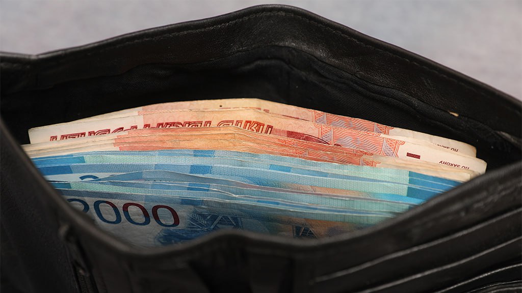 Средняя зарплата в Архангельской области в октябре достигла 90 475 руб Средняя начисленная заработная плата на одного работника в Архангельской области без учета Ненецкого автономного округа НАО в октябре 2025 г составила 90 475 руб что на 12 6 больше по сравнению с аналогичным периодом 2024 г Реальная зарплата выросла на 5 8 следует из данных Архангельскстата В сравнении с сентябрем 2025 г средняя зарплата в регионе выросла на 3 8 Наибольшая среднемесячная зарплата была зафиксирована в сфере добычи полезных ископаемых она составила 129 100 руб рост на 10 9 по сравнению с сентябрем в деятельности финансов и страховки 115 600 руб рост на 9 8 В Ненецком АО средняя начисленная зарплата на одного работника в октябре составила 138 229 руб что на 8 3 больше чем за тот же период прошлого года Реальная зарплата выросла всего на 0 8 Максим Стулов Ведомости Telegram Max