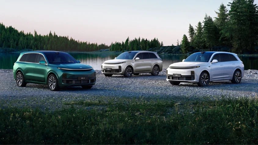 В России объявили цены на сертифицированные кроссоверы Lixiang Компания Sinomach Auto выступающая официальным представителем китайской марки Lixiang в России обнародовала новые цены на её кроссоверы После получения ОТТС модели L6 L7 и L9 существенно подорожали Lixiang L6 отныне оценивается в 6 89 7 19 миллиона рублей В прежнем прайс листе значилось 5 69 и 6 09 миллиона Цены на L7 7 69 8 39 миллиона рублей вместо 6 59 7 29 миллиона Флагманский L9 доступен в единственной версии за 9 49 миллиона рублей Раньше он стоил 8 59 миллиона На машины из официальных поставок действует гарантия в течение 3 лет или 100 000 километров пробега Журнал Авто ру online