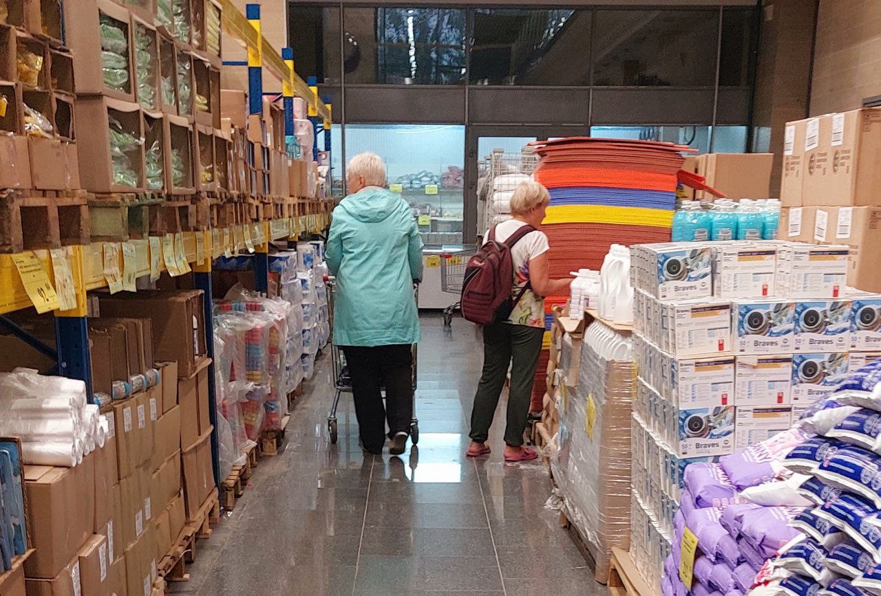В первой половине 2025 года сети жёстких дискаунтеров по всей России совокупно выручили свыше 642 млрд рублей что на 27 больше год к году Формат продолжает активно развиваться несмотря на замедление роста рынка розничной торговли в целом Потребители пытаясь серьезно экономить все чаще выбирают магазины низких цен Хотя модель дискаунтера это очень условно низкие цены которые достигаются в основном путём жёсткого усечения ассортимента Если вы в любой сети оставите в каждой категории самые дешёвые позиции а более дорогие уберёте то тоже получите дискаунтер producttoday