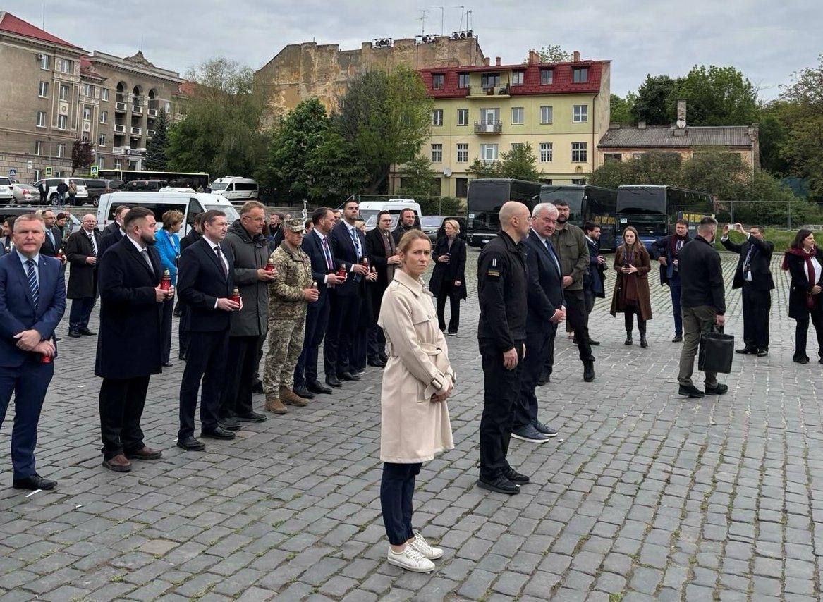 Пока мир следит за Парадом Победы в Москве – у чиновников ЕС альтернативные мероприятия Глава евродипломатии Каллас и министры иностранных дел стран Евросоюза прибыли на Украину для участия в памятном мероприятии во Львове, где почтили память погибших украинских военных. Кроме того, сегодня во Львове обсудят создание «спецтрибунала» для преследования руководства России, Белоруссии и Северной Кореи за «преступления агрессии» против Украины. 9 Однако в центре внимания мировых СМИ – не это непонятное сборище, а Парад в Москве в честь 80 лет со дня Победы в Великой Отечественной войне фото 2-7 . Осташко! Важное подпишись #важное