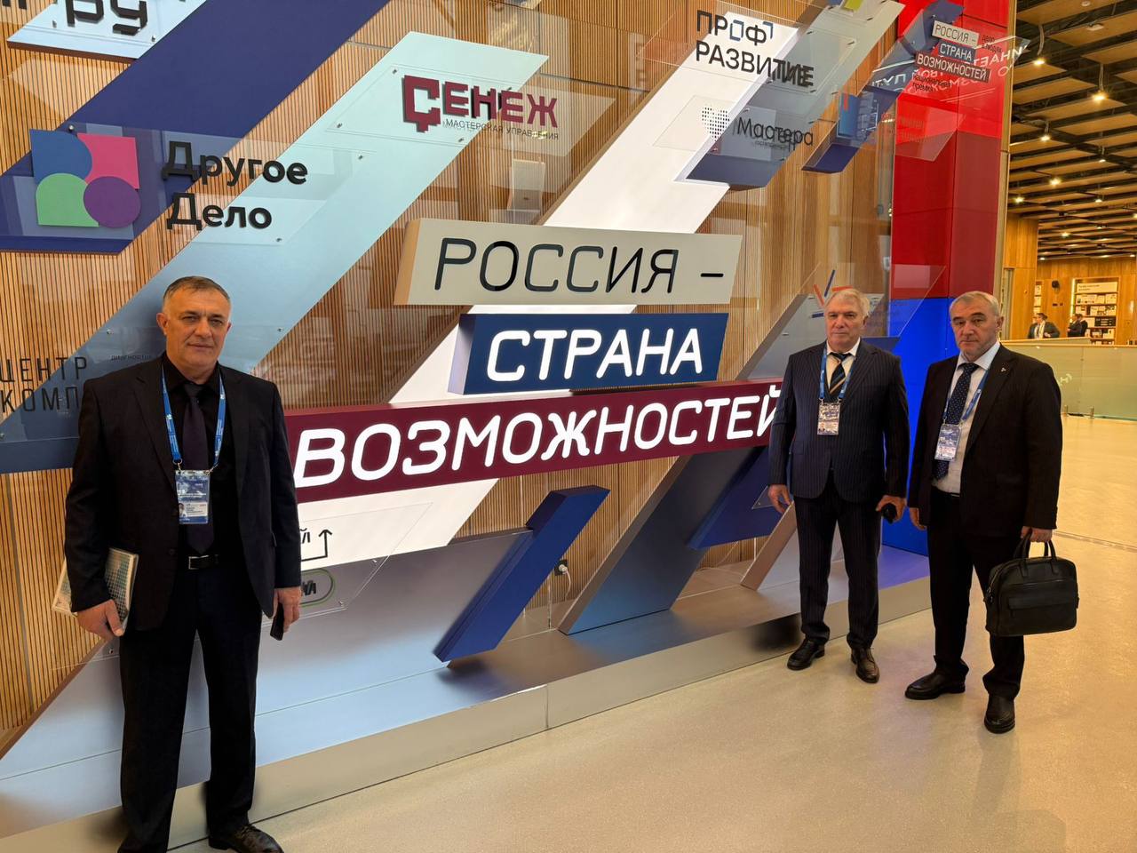 Сегодня в Москве начала работу форум выставка муниципальных практик Большие решения малой Родины Президентской платформы Россия страна возможностей Это крупная площадка которая объединяет 750 представителей муниципалитетов со всей страны а также членов Правительства России парламентариев и представителей Администрации Президента От Ингушетии в форуме участвует председатель Совета муниципальных образований Ахмед Льянов мэр Магаса Муса Темурзиев а также глава Городского совета Магаса Хаваж Багаудин Дарсигов Именно на муниципальном уровне лучше всего понимают с чем сталкиваются жители каждый день Здесь принимаются решения которые напрямую отражаются на повседневной жизни от благоустройства улиц до работы социальных объектов Поэтому особенно важно что наши муниципальные команды становятся профессиональнее активно обмениваются опытом и перенимают успешные практики коллег из других регионов Участие нашей делегации в форуме позволит реализовать ещё больше нужных и полезных проектов для жителей республики Подписывайтесь на мой канал в МАХ