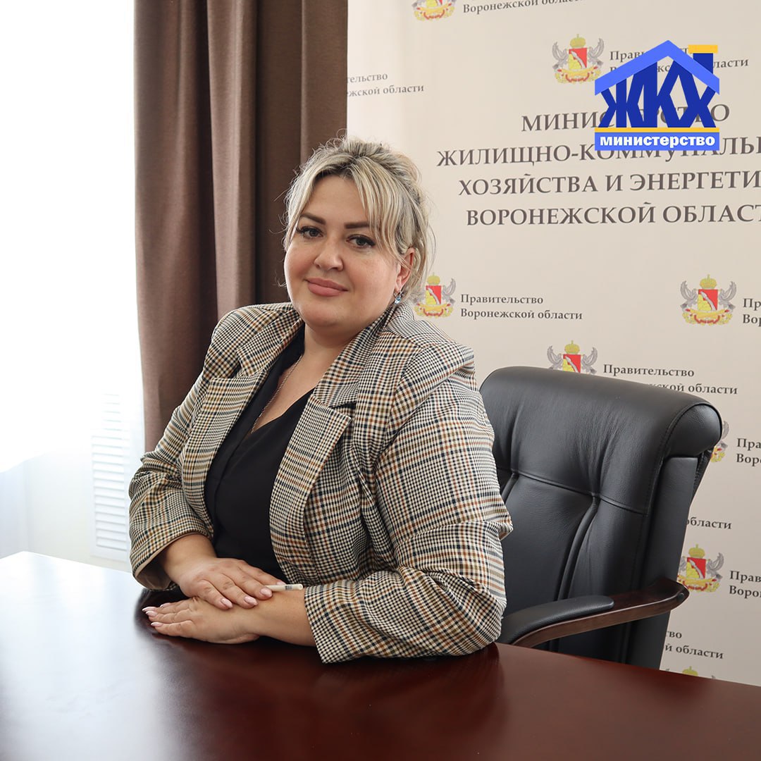 Заместители воронежского министра ЖКХ попали под еще одно уголовное дело Наталии Толчеевой и Елене Евсюковой теперь помимо мошенничества ч. 4 ст. 159 УК РФ вменяется злоупотребление должностными полномочиями. Уголовное дело по ч. 3 ст. 285 УК РФ было возбуждено главным следственным управлением МВД России по Воронежской области. Поводом для уголовного преследования чиновниц послужил госконтракт на определение нормативов накопления твердых коммунальных отходов. При начальной цене в 15 млн рублей «Альфа» взялась выполнить научно-исследовательскую работу за 9,37 млн рублей. Контракт был заключен в феврале 2022 года. На данный момент он в статусе «исполнение завершено». Как отметили в полиции, женщины приняли работу без экспертизы и сфальсифицировали результаты нормативов накопления твердых коммунальных отходов до устраивающих их показателей. Обе чиновницы находятся под домашним арестом с конца января. Подписывайся на «Площадь»