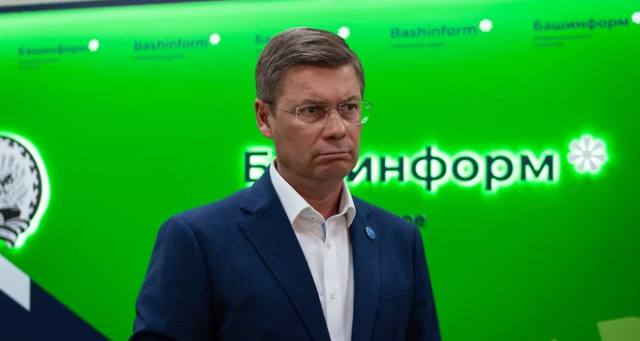 Вице премьер министр спорта Башкирии Руслан Хабибов будет отвечать за меры поддержки участников СВО следует из распоряжений главы региона Первым распоряжением вносятся изменения в схему распределения обязанностей в региональном кабмине Теперь господин Хабибов должен готовить правовые акты касающиеся преференций для военнослужащих и членов их семей Вторым документом глава республики разрешил вице премьеру подписывать эти акты от имени кабмина Фото Идэль Гумеров Коммерсантъ Подписывайтесь на Ъ Уфа Оставляйте бусты