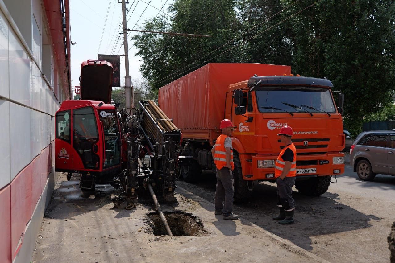 В Саратове продолжаются работы на трубопроводе на Дегтярной  Он снабжает водой весь центр города. Сейчас заменено 530 из 600 метров трубы.   Подрядчикам поставлена задача завершить работы как можно быстрее, чтобы освободить дорогу от техники и не мешать водителям.   Важно оперативно восстановить асфальт на проезжей части и пешеходной зоне. Эти вопросы в зоне особого внимания специально созданной контролирующей комиссии, в которую вошли профильные эксперты, депутаты и общественники, — отметил губернатор Саратовской области Роман Бусаргин.    Прислать новость