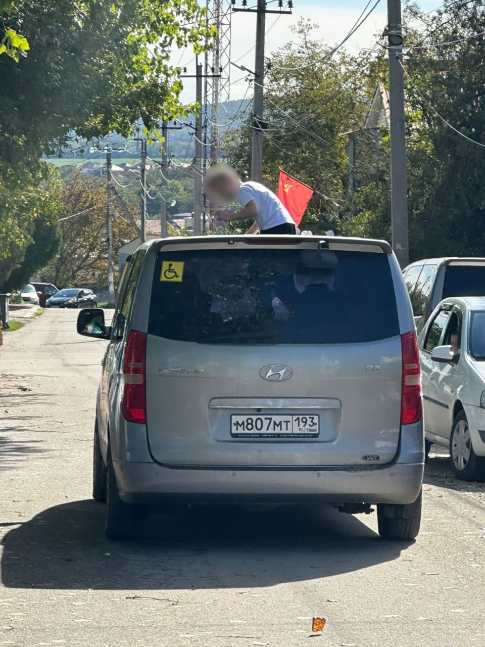 В Анапе оштрафовали родителей, прокативших ребенка в люке автомобиля.  Полицейские привлекли родителей ребенка к ответственности за нарушение правил перевозки детей. На них составили административный протокол и выписали штраф в 3 тыс. рублей.