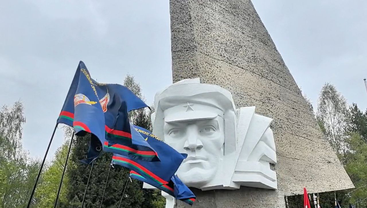 ‼ Подарок губернатору от министра За активное содействие органам внутренних дел и внутренним войскам в исполнении возложенных задач, значительный личный вклад в укрепление правопорядка министр внутренних дел Иван Кубраков вручил председателю Могилевского облисполкома Анатолию Исаченко высочайшую награду ведомства — кортик. При личном участии губернатора Приднепровского края реализованы масштабные проекты МВД — отреставрирован мемориальный комплекс «Батальон милиции под командованием капитана К. Г. Владимирова» и открыт Могилевский специализированный лицей МВД. — Вот уже 80 лет мы живем и трудимся под мирным небом. Возможность растить детей и радоваться каждому новому дню дал нам ратный подвиг поколения победителей,— подчеркнул Анатолий Исаченко. — Мы знаем цену свободы и независимости. Поэтому так трепетно относимся к истории. Сегодня мы видим, как некоторые страны осознанно переписывают события войны. Забыв про честь, предают своих предков. Наш долг и святая обязанность — защитить подлинных героев, тех, кто отдал свою жизнь ради нас. #80_лет_Победы