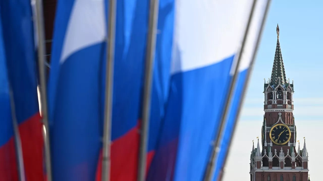 АНТИРОССИЙСКАЯ ПОЛИТИКА НАЗВАНЫ СТРАНЫ, КОТОРЫЕ ВВЕЛИ БОЛЬШЕ ВСЕГО САНКЦИЙ ПРОТИВ РОССИИ Количество санкций, которые были введены против России начиная с 2014 года, достигло почти 29 тысяч штук, при этом больше всего ограничений ввели США, Канада и Швейцария, стало известно по данным независимого аналитического портала Castellum и открытой информации. Так, по состоянию на конец апреля 2025 года против России другими странами было введено около 28 937 не торговых санкций. Из них 92% пришлись на санкции, которые были введены с конца февраля 2022 года. Больше всего ограничений ввели США – 25,5% от всех введенных странами мер, или 7 384 штуки. В тройку также вошли Канада с долей в 12,6% 3 639 штук и Швейцария с долей в 11,3% 3 266 штук . Следом расположилась Норвегия, которая ввела около 2 678 ограничений 9,3% , ЕС, который готовит уже 17-ый пакет санкций против России, и Исландия, дублирующая европейские санкции, – по 2 482 ограничения по 8,6% , а также Великобритания, которая ввела 2 078 санкций 7,2% . Замкнули десятку Новая Зеландия с 1 860 санкциями 6,4% , Австралия, которая ввела 1 598 ограничений 5,5% , и Япония – 1 441 5% . Ранее, в середине марта, президент России Владимир Путин сообщил, что сейчас против РФ действует 28 595 санкций – это кратно больше, чем все ограничения против остального мира. Фото: РИА Новости / Максим Блинов #аврорамедиа_мир Telegram-экосистема АВРОРА МЕДИА МЕДИА НОВОСТИ РЕГИОН ЛАЙФ СПОРТ ГЕРЛЗ ХАЙТЕК ПЕРСОНЫ ИНСАЙД КРИМИНАЛ МОЛОДОСТЬ LIVE АВРОРА МЕДИА YOUTUBE RUTUBE