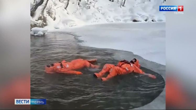 Новое зимнее развлечение - купание в ледяной воде в гидрокостюме    В Прикамье запустили айс-флоатинг. Так называется необычное зимнее развлечение – плавание в холодной воде в гидрокостюме. Он представляет собой огромный ярко-красный или оранжевый скафандр, у которого открыта лишь область лица, а на шее за головой находится специальная подушка. В такой «броне» можно находиться в ледяной воде до 13 часов. Первые заплывы состоялись в Чусовском округе на Голубом озере глубиной 56 метров.