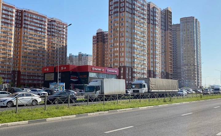 В Ростове запретят остановку и стоянку грузовиков в Левенцовке В Левенцовке запретят остановку и стоянку грузовиков по Маршала Жукова на участке от Доватора до Жданова с западной стороны. Как сообщили в департаменте автомобильных дорог Ростова, ограничение введут с 17 мая. Добавим, жители Левенцовки уже не первый месяц жалуются на фуры и прицепы, которые припаркованы вдоль дорог. Это касается не только проспекта Маршала Жукова, но и Ерёменко, Жданова и Ткачёва. #новостиростова #ростовнадону #стоянкагрузовиков