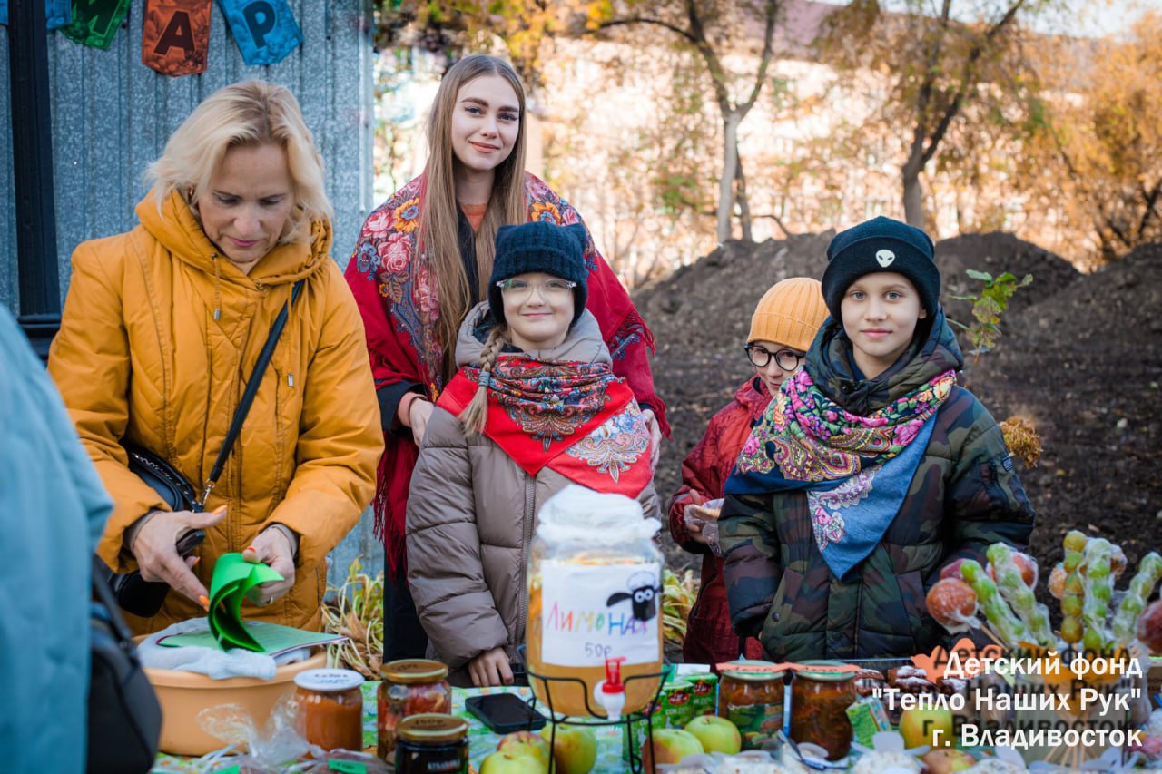 В Приморье прошла благотворительная ярмарка для школы Херсонской области Во Владивостоке детский сад 44 организовал благотворительную ярмарку для помощи ребятам из Круглоозерской школы Голопристанского района К инициативе присоединились ученики начальной школы МБОУ школа 17 им В К Блюхера которая в начале октября стала побратимом для херсонской школы Все собранные средства сотрудники детского сада и школы передали благотворительному детскому фонду Тепло наших рук которые неоднократно поддерживали Круглоозерскую школу для помощи детям Херсонской области Волонтеры фонда направят эти средства на оснащение профориентационного швейного цеха Фронтовая мастерская Круглоозерской школы при содействии добровольческого гуманитарного проекта Русский Донбасс